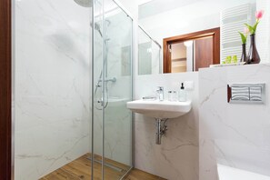Shower, hair dryer, towels, shampoo