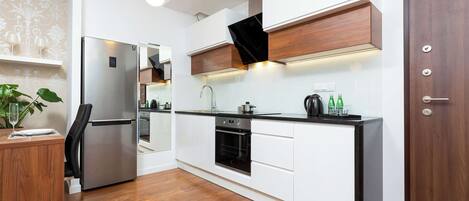 Fridge, oven, stovetop, dishwasher