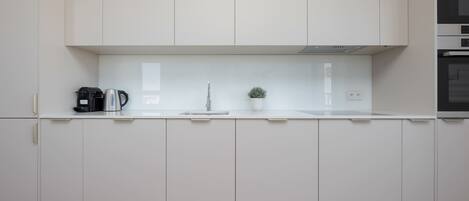 Kühlschrank, Mikrowelle, Ofen, Herdplatte