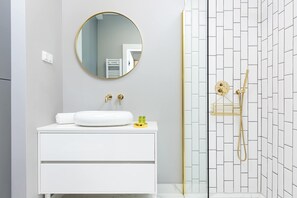 Dusche, Haartrockner, Handtücher