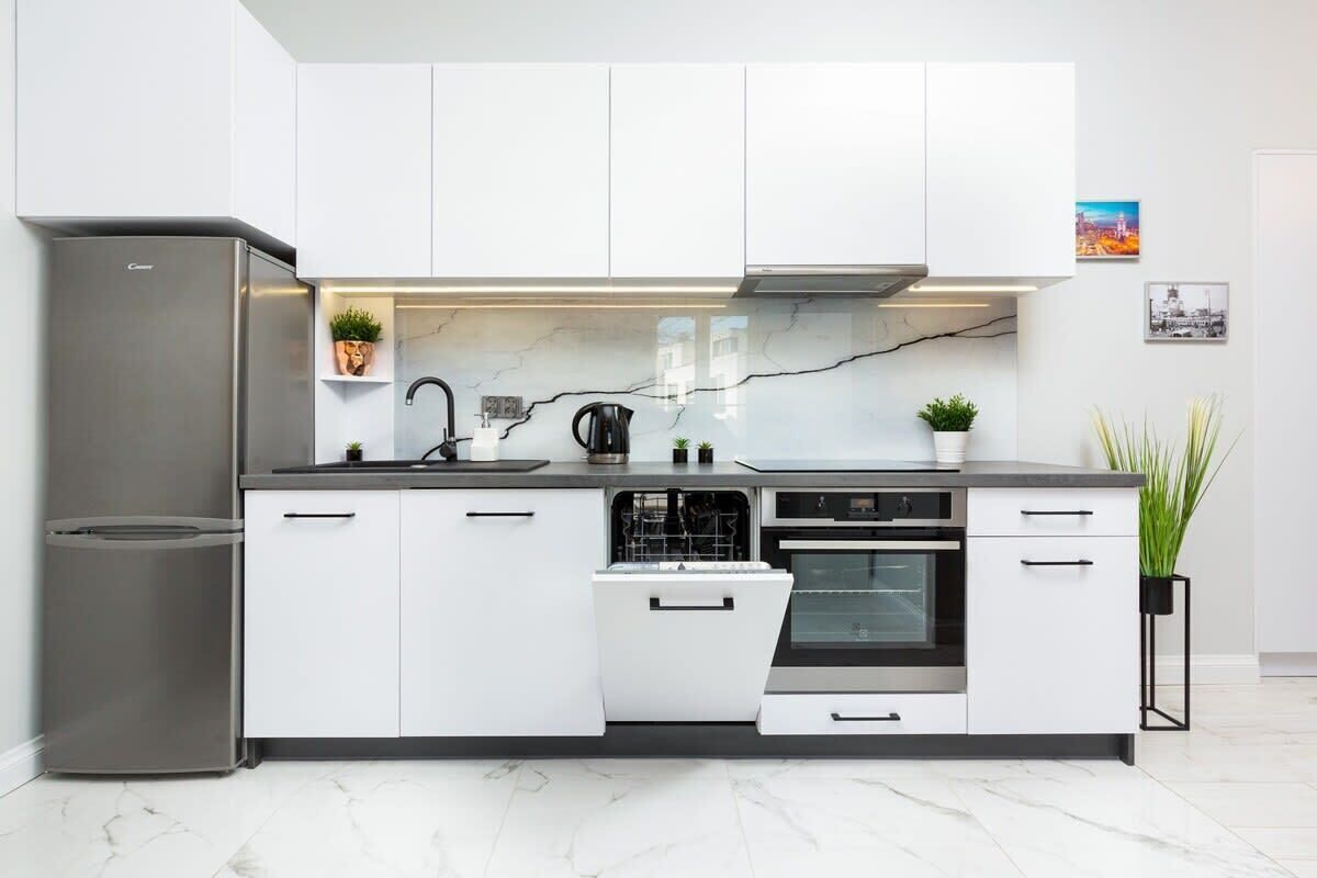 Frigorífico, microondas, horno y placa de cocina