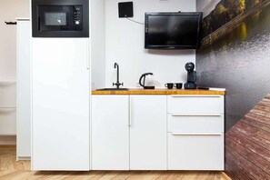 Geladeira, micro-ondas, cooktop, cafeteira/chaleira
