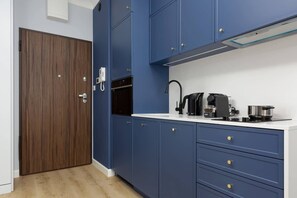 Réfrigérateur, four à micro-ondes, surface de cuisson, lave-vaisselle