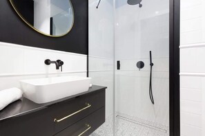 Regadera, secadora de cabello, toallas