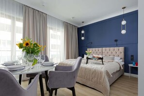 Tabla de planchar con plancha, wifi y ropa de cama