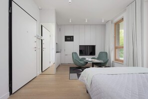 Iron/ironing board, WiFi, bed sheets