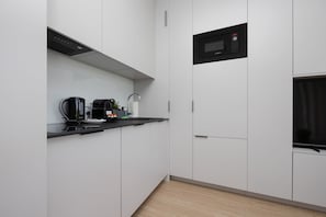 Fridge, microwave, stovetop, dishwasher