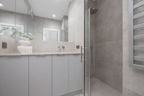 Dusche, Haartrockner, Handtücher, Shampoo