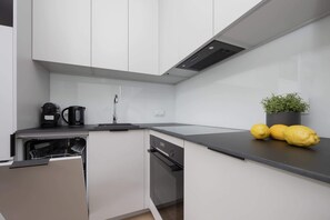 Fridge, microwave, stovetop, dishwasher