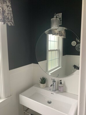 Hair dryer, towels, soap, shampoo - The Poplar: A Downtown Historic Home (Elizabethtown)