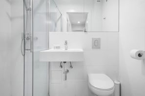Douche, sĂšche-cheveux, serviettes fournies, shampoing