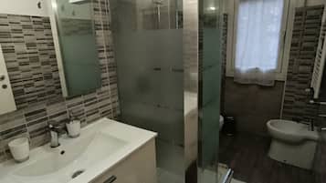 Doccia, asciugacapelli, bidet, asciugamani