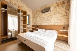 Villa (2 Bedrooms) | 2 sovrum, strykjärn/strykbräda och sängkläder