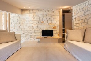Vila (2 Bedrooms) | Área de estar | TV