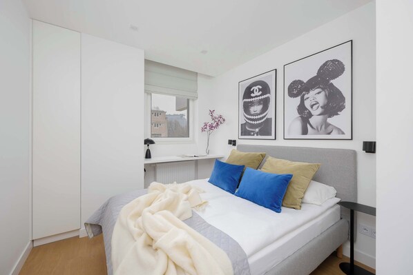 2 bedrooms, desk, iron/ironing board, WiFi