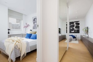 2 bedrooms, desk, iron/ironing board, WiFi