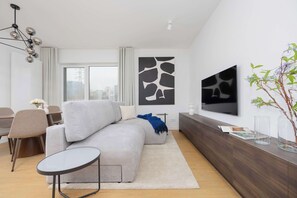 Una televisión, una oficina