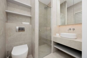 Suihku, hiustenkuivaaja, pyyhkeet