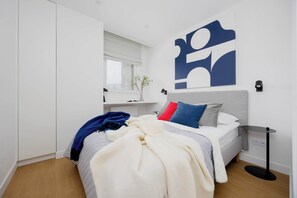 2 soveværelser, skrivebord, strygejern/strygebræt, weekendseng