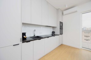 Geladeira, micro-ondas, fogão, cooktop