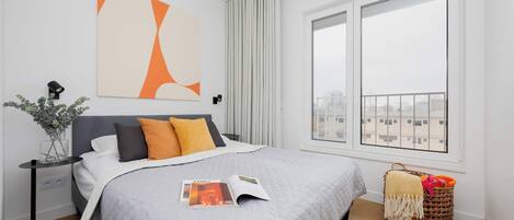 2 chambres, bureau, fer et planche à repasser, lit parapluie