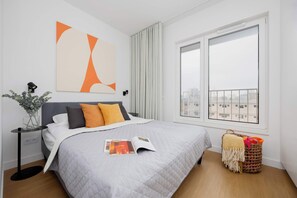 2 slaapkamers, een bureau, een strijkplank/strijkijzer, reisbedje