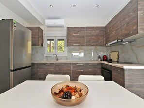 Interior - Sabbia Seafront Apartment 3 by Rentalspro (Nea Propontida)