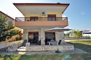 Vista frontal de la propiedad