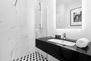 Douche, serviettes fournies, shampoing