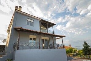 Front of property - Giota Hill House by Rentalspro-nea Moudania (Nea Propontida)