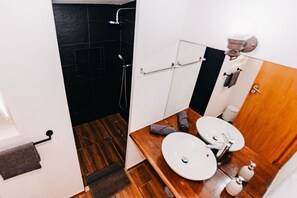 Douche, sèche-cheveux, serviettes fournies, savon