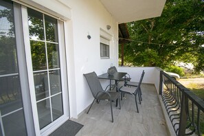 Interior - Forest View Apartment 1 by Rentalspro (Kassandra)