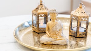 A Buddha statue on a tray with two lanterns. - Les Maisons Deluxe Superior by Rentalspro (Kassandra)