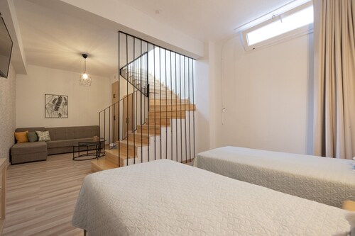 Topos Maisonette Right by Rentalspro