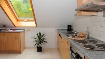 Kylskåp, mikrovågsugn, ugn och spishäll