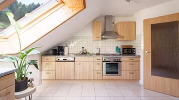 Coffee/tea maker, fridge, microwave, oven