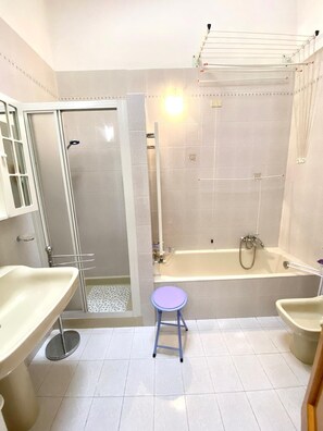 Douche, serviettes fournies