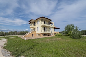 Front of property - Casa Natura Rodanthi by Rentals Pro (Nea Propontida)