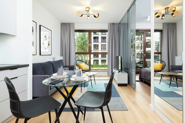 TV - Krochmalna 54 Warsaw | Apartment in the City Centre | Apartment for 4 People (Warszawa)