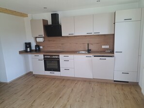 Fridge, microwave, oven, stovetop - Apartment 'Talblick' with Private Terrace and Wi-Fi (Oppenau)