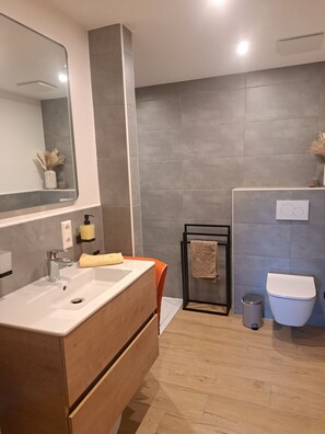 Shower, hair dryer, towels - Apartment 'Talblick' with Private Terrace and Wi-Fi (Oppenau)