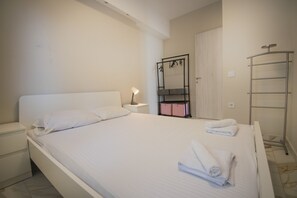 Interior - Eleni Seafront Apartment by Rentalspro (Nea Propontida)