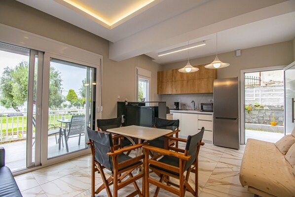 Interior - Eleni Seafront Apartment by Rentalspro (Nea Propontida)