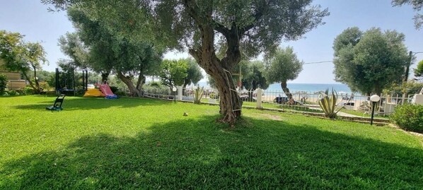 Front of property - Eleni Seafront Apartment by Rentalspro (Nea Propontida)