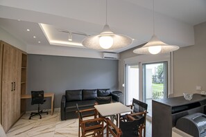 Interior - Eleni Seafront Apartment by Rentalspro (Nea Propontida)