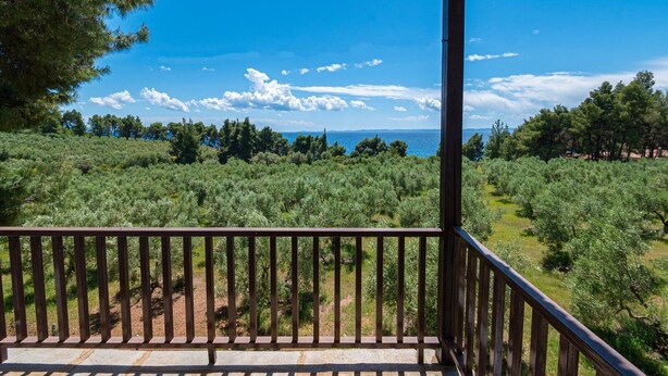 A balcony with a view of olive groves and the sea. - Villa Elva by Rentalspro (Sithonia)