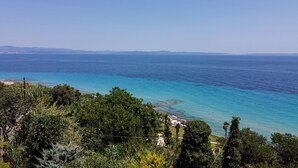 Un paisaje costero con vista despejada al mar y montañas distantes.