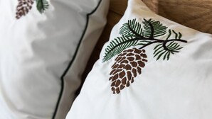 A pillow with a pinecone and fern embroidery. - Theeta Pefko Villa - Metamorfosi Halkidiki (Sithonia)
