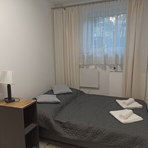 Een strijkplank/strijkijzer, wifi, beddengoed
