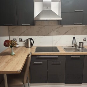 Réfrigérateur, four à micro-ondes, surface de cuisson